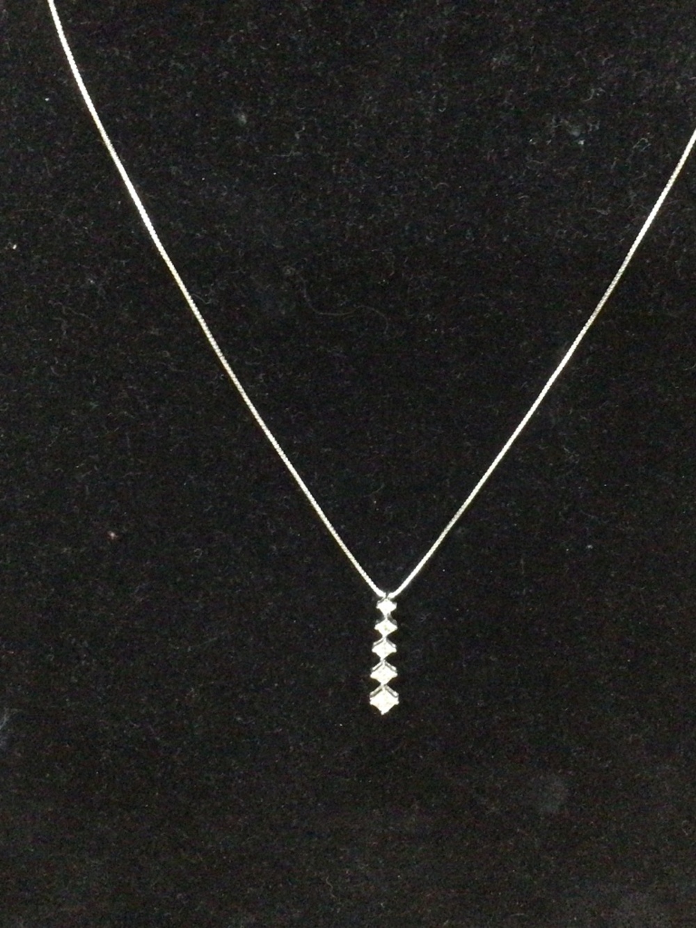 925 silver chain with vertical drop cluster of rhinestones/cz’s Great shape